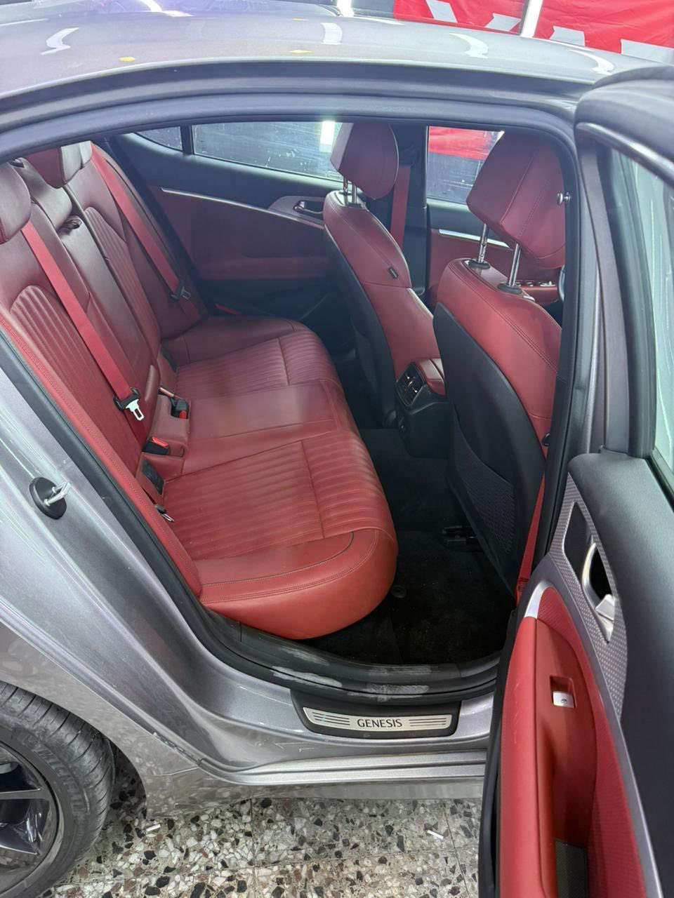 للبيع Genesis G70 ماشيه 10500ميل اللون سلفر مميز مع تطعيم باللون الكروم و الاسود مع بنراما سوداء جميله 
1. الأداء والمحرك (Turbo 4-Cylinder)
• المحرك: 4 أسطوانات سعة 2.0 لتر مع شاحن تيربو.
• القوة الحصانية: 252 حصان.
• عزم الدوران: 353 نيوتن متر.
• ناقل الحركة: أوتوماتيكي من 8 سرعات.
• نظام الدفع: دفع رباعي 
• صرفية الوقود: تعتبر ممتازة مقارنة بالـ 6 سلندر، حيث تمنحك توازناً بين الأداء والاقتصاد.
2. المواصفات الخارجية (فئة الفل)
رغم أنها 4 سلندر، إلا أن فئة "الفل كامل" منها تأتي بمظهر خارجي جذاب جداً:
• الإضاءة: نظام Full LED بالكامل (الخطوط المزدوجة الأمامية والخلفية).
• الجنوط: تأتي بمقاس 19 بوصة بتصميم أنيق 
• الشبك الأمامي: الشبك المغزلي الشهير بلمسات الكروم الداكن.
• المرايا: قابلة للطي كهربائياً مع إضاءة ترحيبية (شعار جينيسيس).
3. المقصورة والرفاهية
في فئة الـ 4 سلندر "فل كامل"، لا تتنازل جينيسيس عن الفخامة الداخلية:
• المقاعد: جلد طبيعي فاخر الون احمر جذاب مع حزام امان احمر مع تحكم كهربائي ووضعية ذاكرة لمقعد السائق. تدفئة و تبريد للمقاعد الاماميه و تدفئة للستيرن مع هزاز عند وجود خطر. 
• التكنولوجيا: * شاحن لاسلكي للهاتف مع كير الكتروني و نضام البارك دكمه خمس وضعيات قياده ( ايكو ، نورمال ، سبورت ، سبورت بلص مع فصل مانع انزلاق و الاخيره محدده يمكنك تخصيص اي وضع تريده) شاشة ملاحة مقاس 10.25 بوصة تدعم Apple CarPlay و Android Auto.
• لوحة عدادات رقمية (تكون جزئية متطورة جداً).
• نظام صوتي: نظام Lexicon الفاخر (في الفئات العليا من محرك 2.0).
• سقف بانورامي: فتحة سقف كهربائية.
4. أنظمة الأمان الذكية
تأتي مجهزة بحزمة "Genesis Smart Sense" والتي تشمل:
• رادار التثبيت: نظام تثبيت السرعة التكيفي (Smart Cruise Control).
• المحافظة على المسار: تنبيه عند الخروج والمساعدة في البقاء داخل المسار.
• فرامل الطوارئ: التنبيه من التصادم الأمامي مع كبح تلقائي.
• كاميرا خلفية: مع حساسات أمامية وخلفية (

السيارة وارد امريكي 
القطع المصبوغة فقط بنيد 
چاملغ السائق بارد مع تكحيل 

السيرة شبابيه و سبورت و اقتصاديه مناسبه للاستخدام اليومي 

اي استفسار و السعر مراسله على الواتساب الو الاتصال بالرقم ***********
