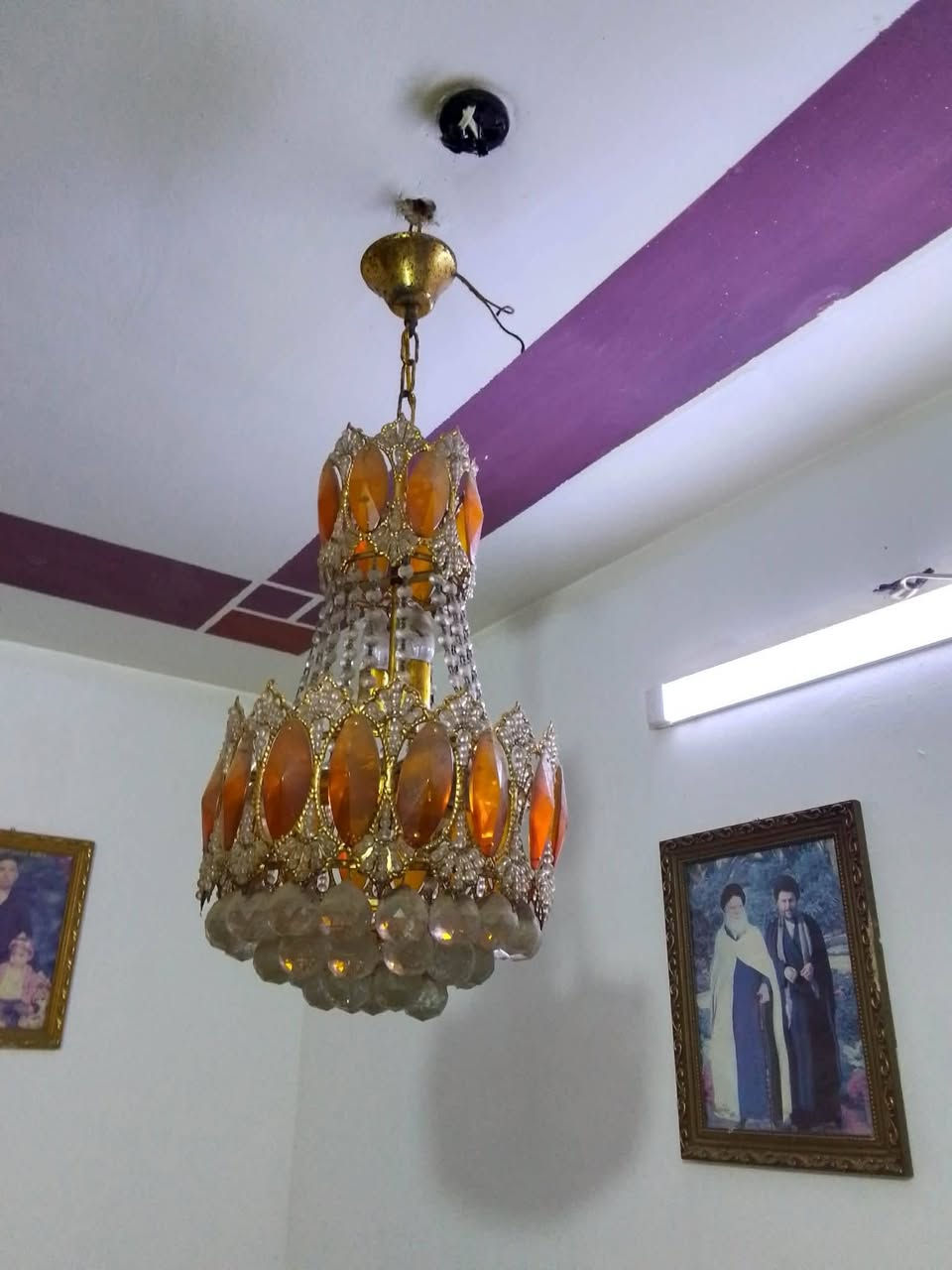 سلام عليكم مستعجل بيع ثريات سعره 75 الف وكنتور سعره 200 الف بي مجال وميز التلفزيون سعره 75 الف من  بغداد مدينة الصدر تقاطع كسره وعطش الحميديه عماره الخظر رقم اتصال ***********
