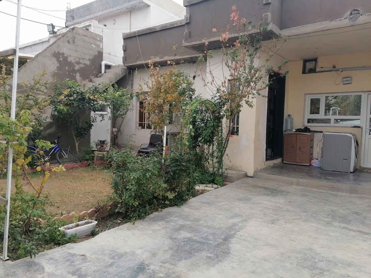 #دارللبيع
خانووى دوو نهوم بو فروشتن له گه ره كى ده روازه فرع نه هرو سپورت كولانى فول خدمات نزيك  شه قامى ده روازه

روبه رى 230 متر 

پيكهاتوه له :- 2 ژور نوستن - هول - مطبخ - ميوان - گه راج
نهومى دووه م 2 ژور نوستن - مطبخ

نرخ 130 مليون 

بوزانيارى زياتر په يوه ندى بكه ن به عقارات ستار اكرم بازرگان

📍ناونيشان : كه ركوك بازارى ئازادى ته لارى ئاسو

***********
***********
