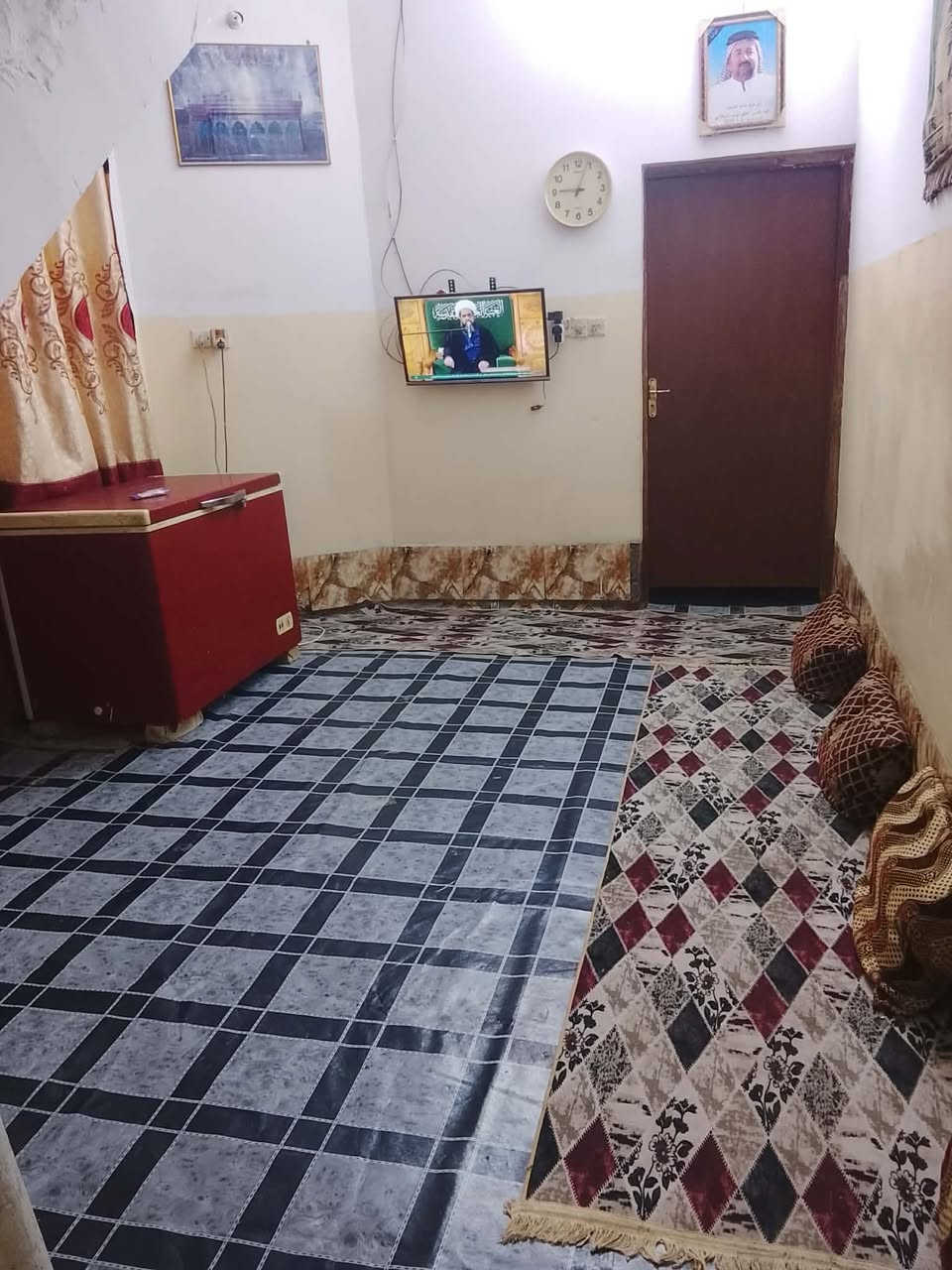 بيت للبيع 🏠 بالأمن الداخلي
المساحة: 100 متر (5×20)
البناء: طابق ونص، طابوك، سقف كونكريت مسلح
تفاصيل البيت:استقبال صالتين  غرفتين نوم. مطبخ 3 مجاميع صحية كراج تك تك او ستوته 
سطح تطبيك فرشي/ خدمات كاملة عرض الشارع 10 متر
الموقع: الأمن الداخلي – قطاع 23، قرب أبو وليد المضمد  *********** رقم صاحب البيت

