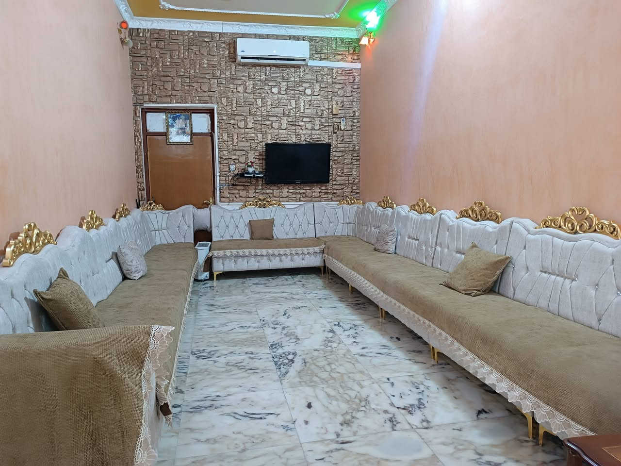 بيت للبيع مكانه شارع دبي 
مساحة البيت 150 
الاستقبال  7×3ونص
المطبخ 5×2وربع
الهول 6×4ونص
غرفه نوم5×4
حمام داخلي وخارجي  كبير و
ومناور عدد 2 
وطارمه كبيره
السعر 170 وبيه مجال للاستفسار ***********////***********
