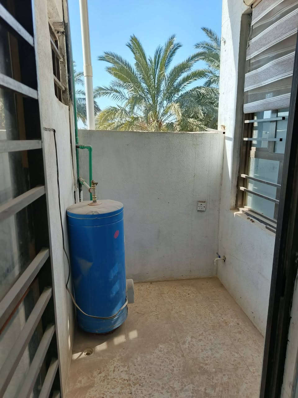 السلام عليكم بيت #للايجار كميره قرب مدرسة الفلاح شارع امير الكصاب 
طابق ثاني مساحه ١٠٠م الدرج والبالكون معزول عزل تام 
مدخلين وغرفتين نوم واستقبال  ومطبخ وبيتونه والسطح الك
كامل من كلشي 
تواصل ***********
