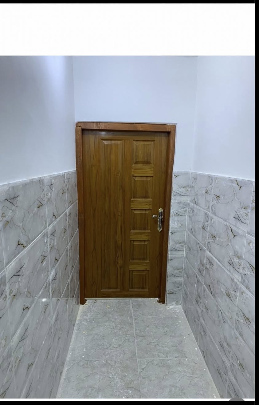 بيت للبيع المساحة 100 م ملك صرف الواجهه 5 والنزال 20 في الشرطة الخامسه قرب شارع المدارس يحتوي على كراج وصاله ومطبخ وخدمات وغرفتين نوم ترميم 2024 وحاليا مؤجر ب450 الف والسعر جدا مناسب 115 وبي مجال للتواصل مع صاحب الدار هاتف ***********
