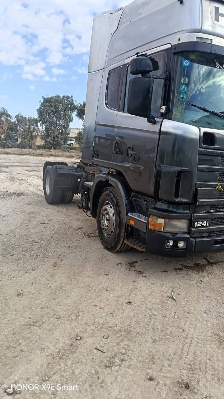 السلام عليكم سيارة للبيع موديل 1999 باسمي شرط تحويل  سنويه جديده ل 2030 ذات جوانب متحركه دبل مناميه كير عادي مكفوله كفاله عامه من مكينه + كير + شاصي  ومحرك بم ونوزل سعرها 125 وبيه مجال للاستفسار الاتصال على الرقم   ***********/***********
