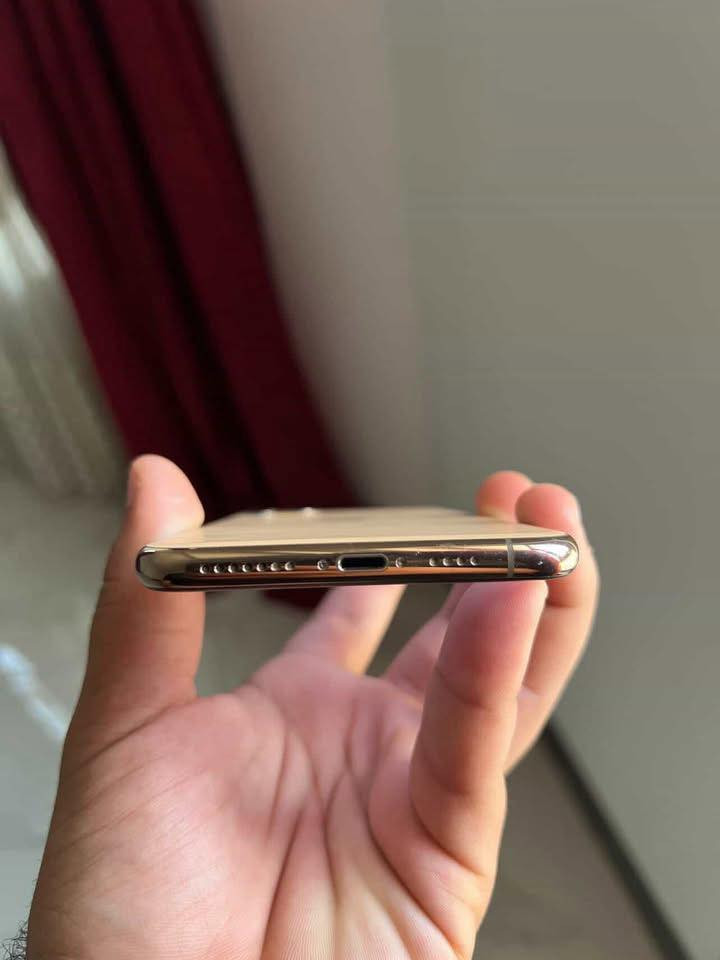 مكلف بالنشر
iPhone 11pro max 
كما موضح بالصور ممفتوح
بي رجه بالكاميرا الثانيه ونقطه بالشاشه ممأثره ؏ الجهاز 
ممفتوح بطاريه73
ذاكره 256
للأسفسار مراسلة أو الاتصال على الرقم
***********
السعر 275 وبي مجال بسيط
