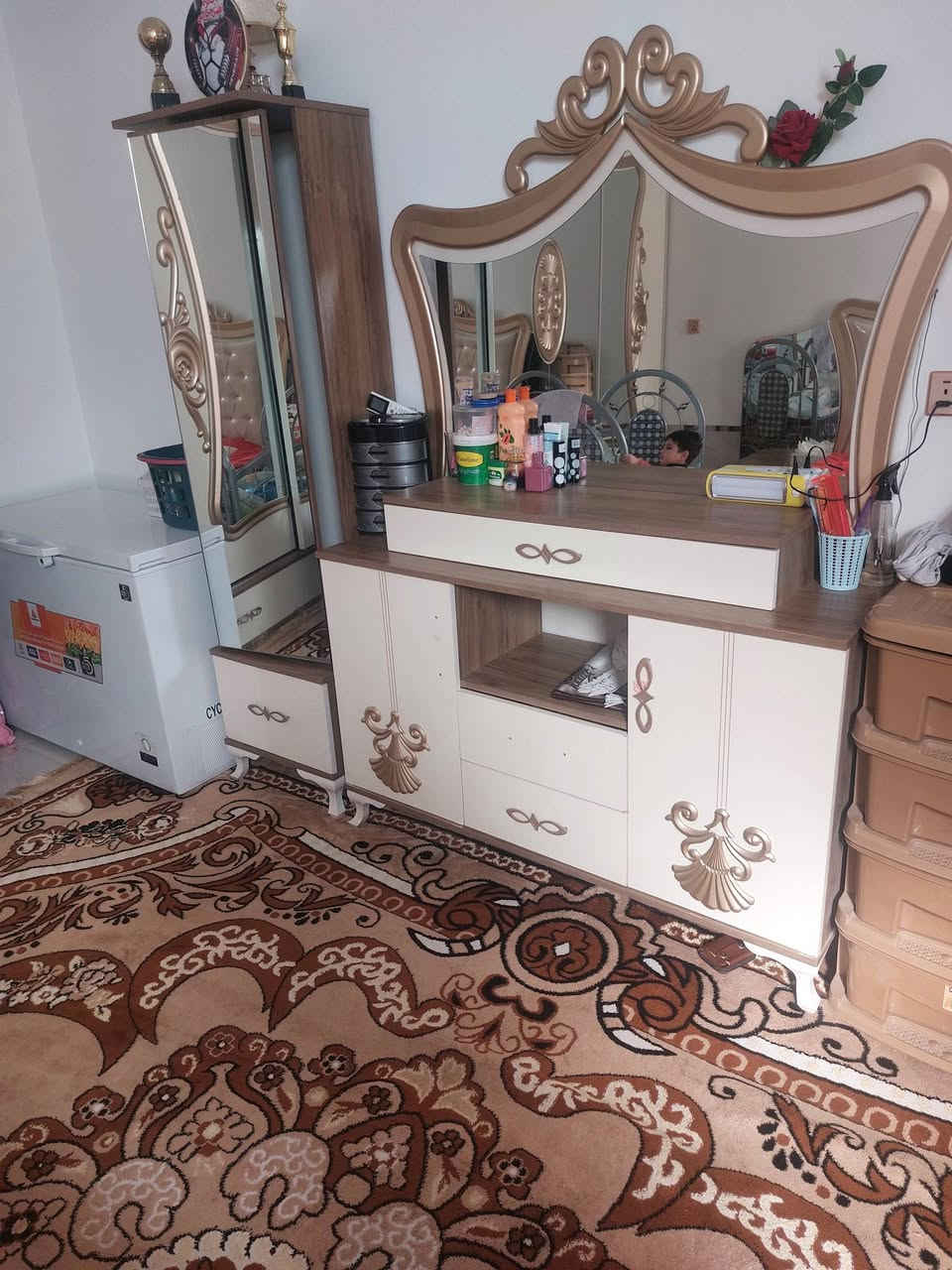 السلام عليكم عندي غرفة تركية للبيع مابيها اي اضرار السعر ٦٠٠ وبيها مجال العنوان بلدروز 
للاستفسار الاتصال على رقم ***********
