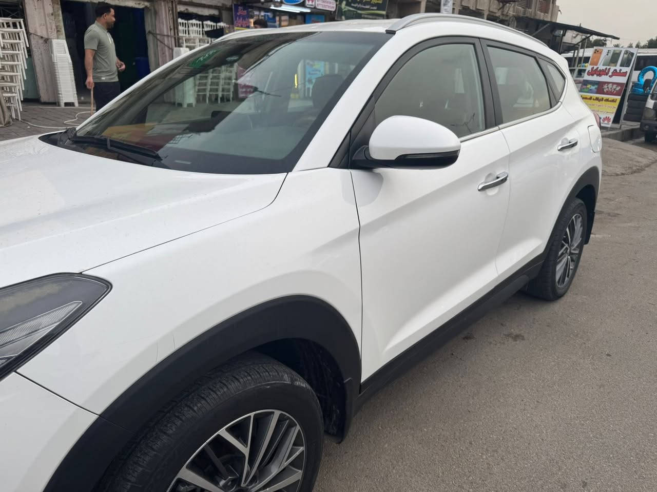 السلام عليكم 
توسان 20 
خليجي 
فول مواصفات عدا البنوراما 
بيهه باب السائق مبدل بلادي بدون صبغ 
ماشيه 81 
السعر 195
***********
