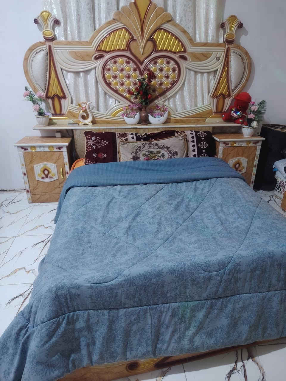 سلام وعليكم غرفه للبيع نضيفه وجديده نقصه بس قفولا مكتن القرنه السعر خاص لا الستفسار ***********
