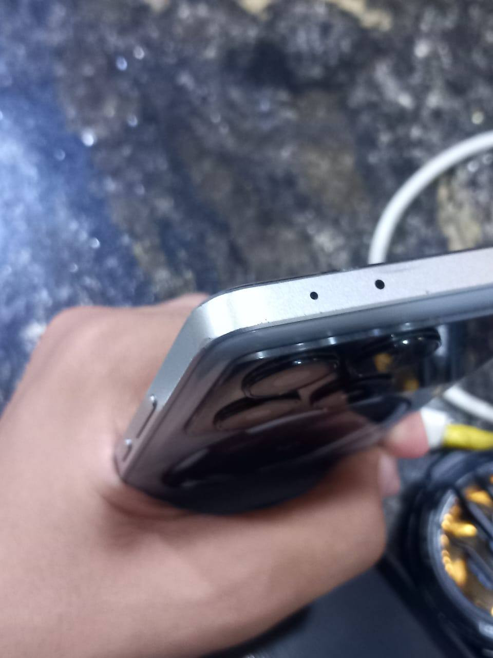 بوكو اكس 6 برو 5 g مستخدم
ذاكرة ٥١٢ رام ١٢
استخدامي الشخصي ماداخل صيانة مكفول 
بيه شخوط بالحواف ومثل ماظاهر بالصور
كارتونة وشاحنة وكفر الجهاز 
كفر زايد ومبرد هدية
مكاني بغداد الغزالية 
سعر 270 وبيه مجال بسيط مال جية
تواصل واتس ***********

