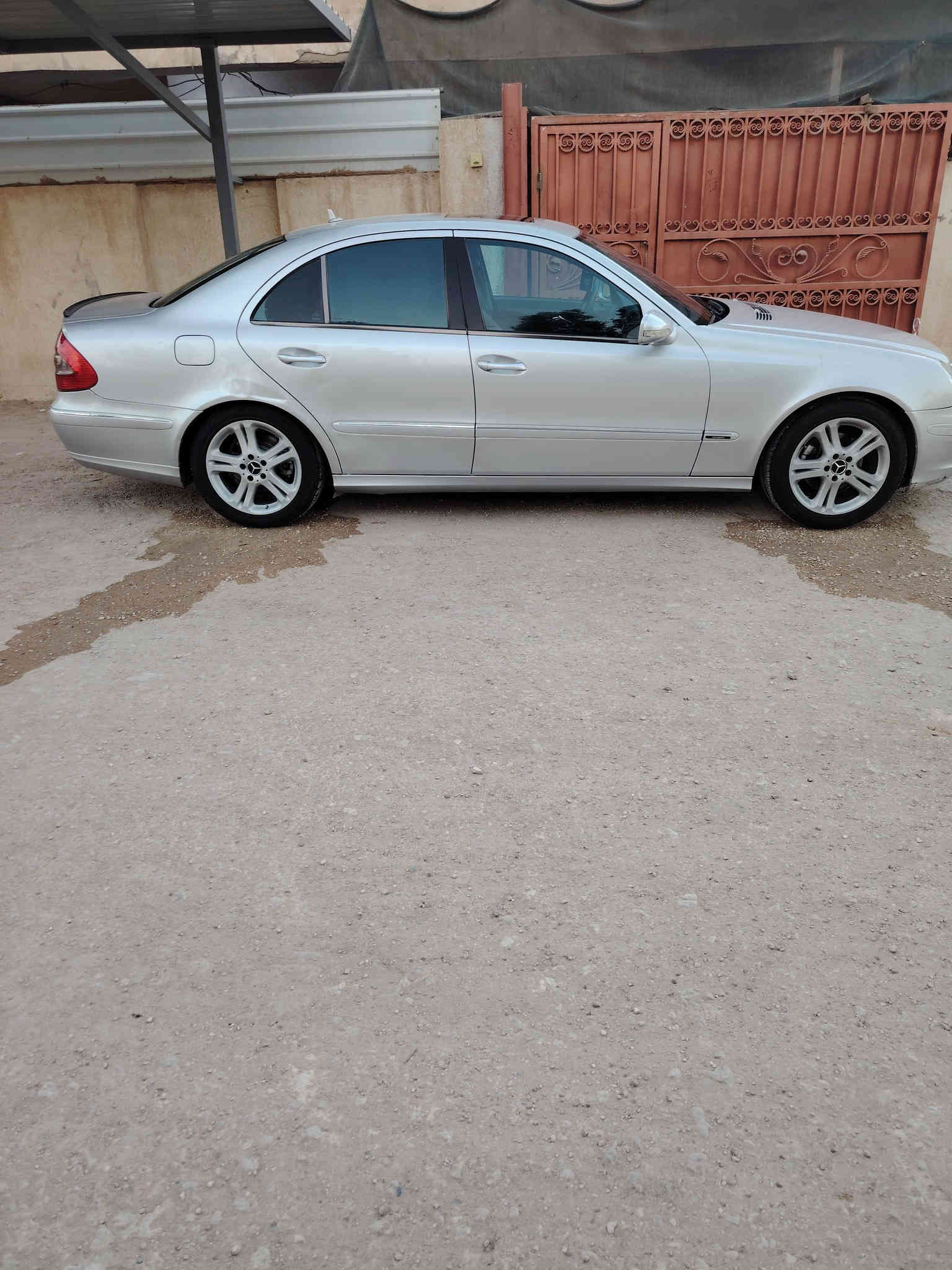 السلام عليكم 
‏Mercedes - Benz E 200
(موديل 2008) لون سلفر
اڤنكارد 
وارد يابان 
مكينة 4 سلندر سنكل تيربو 
تو ويل 
المواصفات : 
داخل جلد ومخمل اسود 
رادار امامي خلفي 
لايت زنون 
سلايد روف
سستم صوت كلش حلو وواضح بيها 
كراسي امامي تحكم كهرباء 
تدفئة كشنات 
قطعتين تبريد 
تبريد الامامي منفصل 
فول تحكم ستيرن 
شاشة اعطال 
وبعد بيها هواية مواصفات معروفه
ماشية ٢٥٨ الف كيلو 
سياره بلادية ومابيها اي نقص 
تخم تاير وباتري جديد   عبوتين فيت بمب
رقم شمالي بأسمي
السعر ١٢٥
***********
