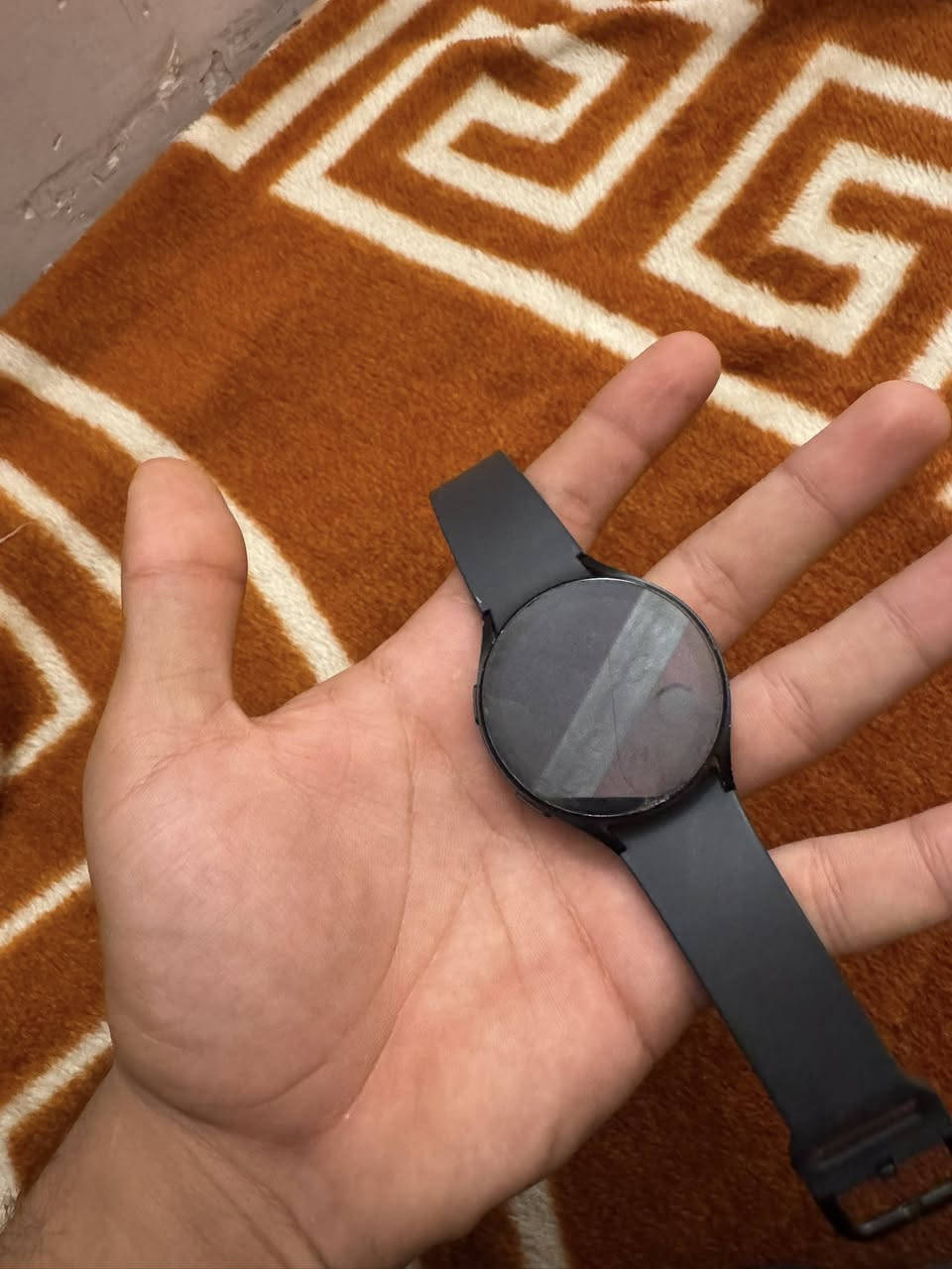 ساعه سامسونج واتش 5 برو اصليه بيها كسر ب شاشه بس ما ماثر عليها ابد لان متروكه ساعه تخبل للتواسل واتساب ***********
