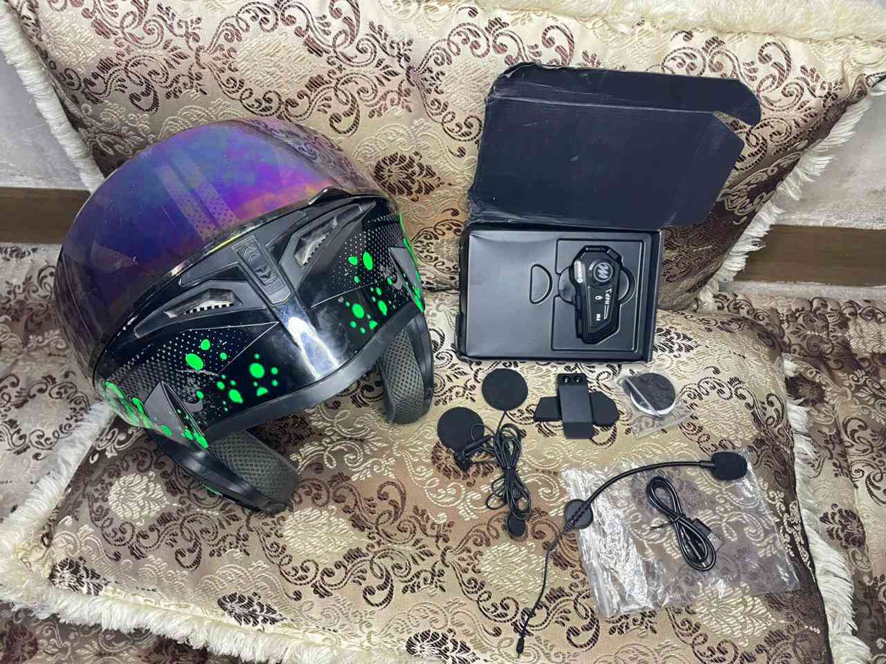 السلام عليكم
للبيع^للبيع
خوذة للبيع مع سماعات شركة عالميه 
ملاحظة كلشي جديد ما عدا الخوذه استعمال سبوع 
السعر الكلي:85 الف 
***********
