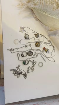 عندي ذني فضة كلهن محابس وحلقة وسوار وزناجيل بيهن كاملات بيهن كسر مال ا...