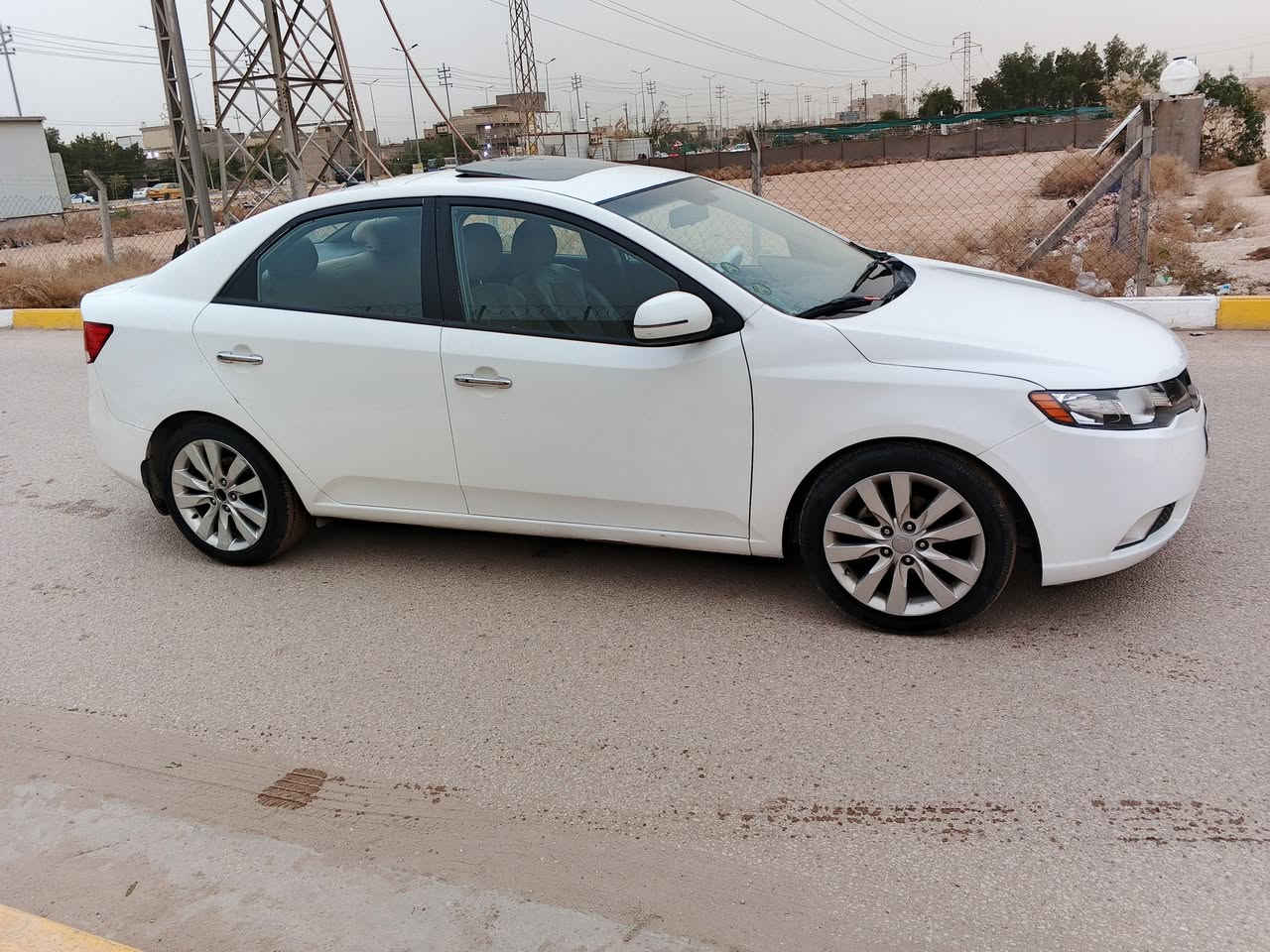 السلام عليكم سياره للبيع نوع سيراتو خليجيه موديل 2013 فول مواصفات واحد عله واحد. بصمه فتحه شاير بلمري مري شفط حساسات خلفيه كير شفتات محرك 1600دوش المرغوب  بصمة ابواب  خمسه ويل كاب تدفئه وتبريد محرك جديد كير جديد حداديه جديده تخم تاير جديد سنويه لل27 بأسم كردي تريد تحويل  تريد وكاله رقم سليمانيه سياره بيها قطعتين صبغ بدون دواخل السياره عله وضع الشركه السعر المطلوب 95 وبيها مجال للطيبين العنوان كربلاء رقم التلفون  ***********
