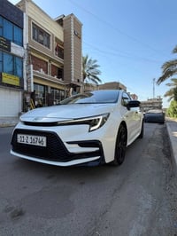 تيوتا كورلا هايبرد  شكل الامريكي (Sبلاك ادشن )   HEV موديل 2025  مقاعد...