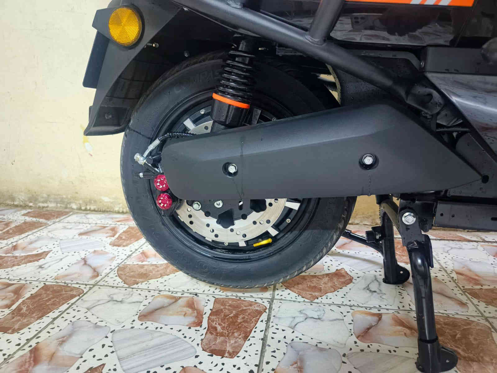 السلام عليكم للبيع دراجه شحن سكنس فضائي الدراجه جديده شخط واحد مابيها تعل وفحص مكفوله كفاله عامه صار اقل الشهر من مشتريها تجي فول مواصفات وصل المعرض موجود
تجي شاشه اعطال تكشف عطل الدراجه
بريك امامي خلفي دس هايدروليك
حساس امامي خلفي
سستم صوت فلاش +رام + بلوتوث+ راديو 
لايت عالي ناصي زنون
بك لايت لد LED
دبل اشارع ليزي
نضام Rالرجوع الى الخلف
شاحنه موبايل
ملف 2500
شاحنه كبيره رقميه تدعم الشحن السيع ولطفاء عند امتلاء البطاريه
سرعه الدراجه 110 حقيقي 100
تجي 6 بطاريات مصطره الحجم الكبير 40 انبير
تايرات امامي خلفي جبيلي الحجم الكبير 
ويل كب
درع 380 درجه لحمايه الدراجه + طلاعات جانبيه
مساحه تخوين واسعه
تجي بصمتين علمن الدراجه بصمه مو سويج 
الشراي يتفضل خاص او التصال عله الرقم *********** متوفر واتساب مكان الدراجه ساحت عدن السعر 950 او بي مجال
