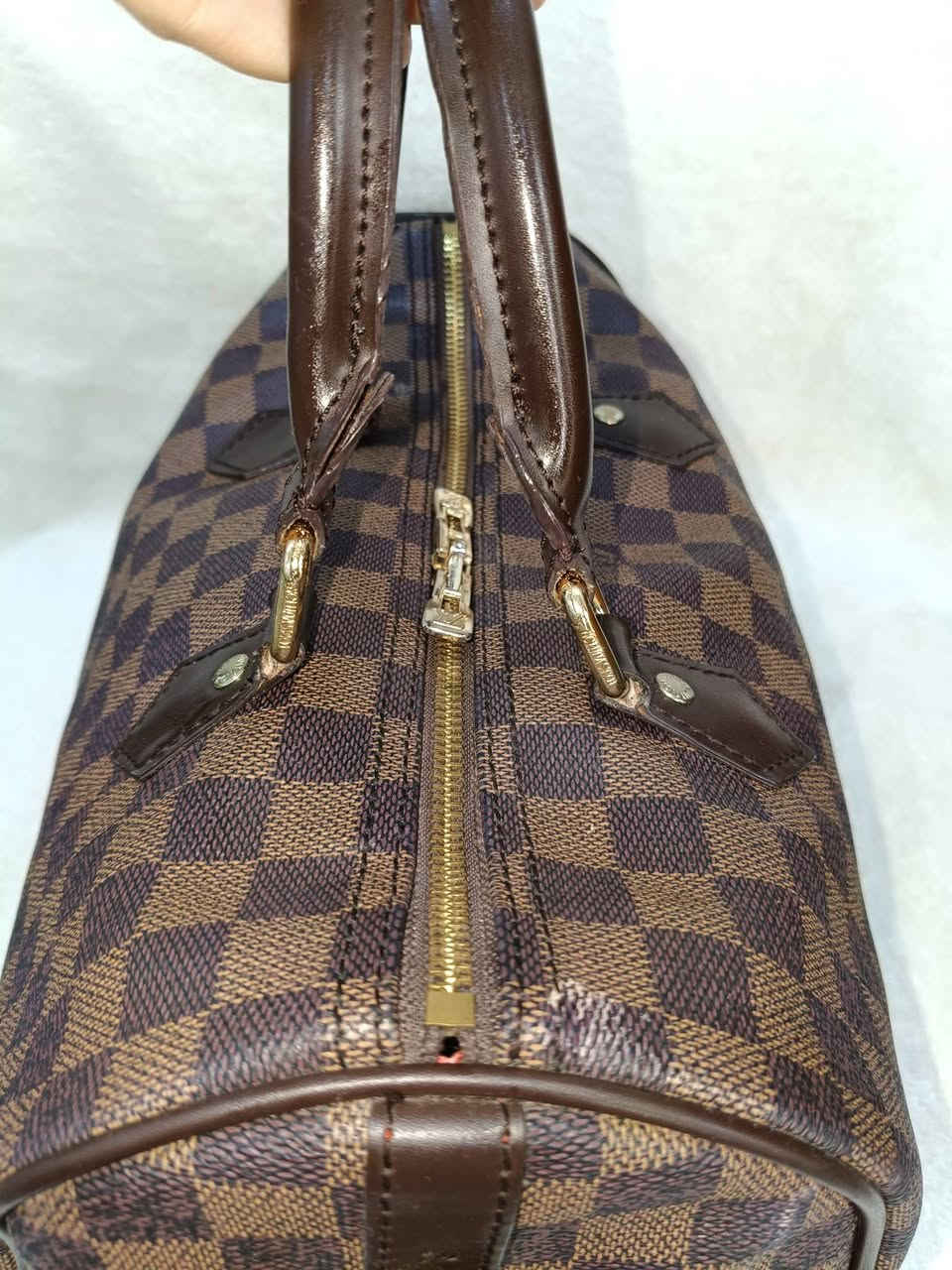 جنطة سفر لويس فيتون الأصلية مثل إذا حالة جيدة نظيفة سعرها 700 – 1500 دولار تقريبا
وإذا حالة ممتازة جدًا مع إكسسواراتها 1200 – 1600 دولار
أما حالة عادية مع خدوش واضحة سعرها 450 – 800 دولار

أما مثل هاي الجنطة المعروضة (تقليد نظيف)  درجة أولى / جودة عالية سعرها مابين  90 ألف – 200 ألف دينار عراقي تقريبا اني رايدتها ب٥٠ ألف مع التوصيل


**إذا كنت صاحب هذا الإعلان وتريد حذفه لأي سبب، رجاءا أرسل رسالة إلى الدعم الفني**