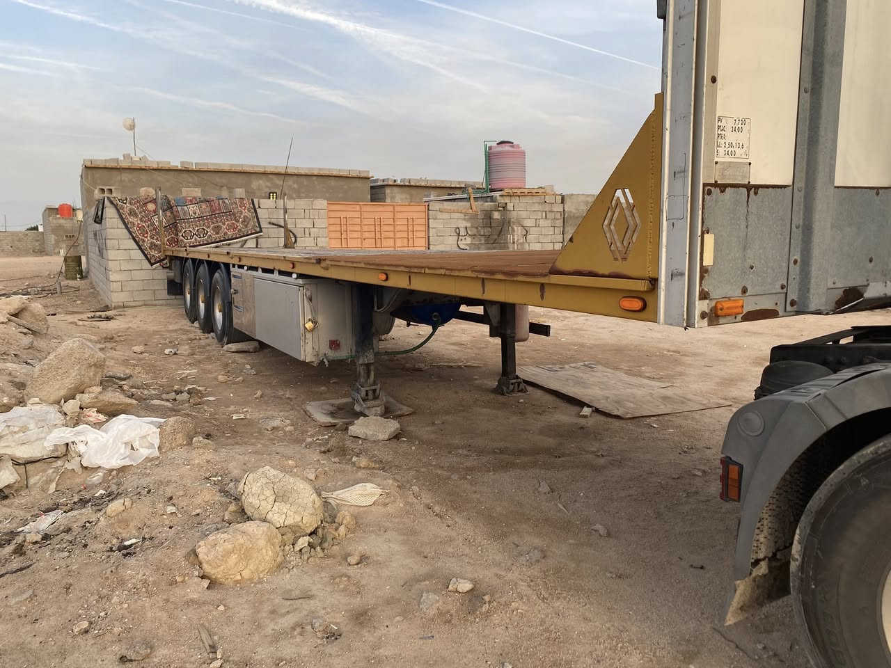 سلام عليكم 
عربانة فلات للبيع  ١٣/٦٠ طخم تاير 
دنكير علاك 
كهربائيات فول 
حدادة كلهة جديدة 
ثلاجة مطبخ 
السعر ٦٥ وبيها مجال 
مكان العربانة بصرة     زبير 
***********
