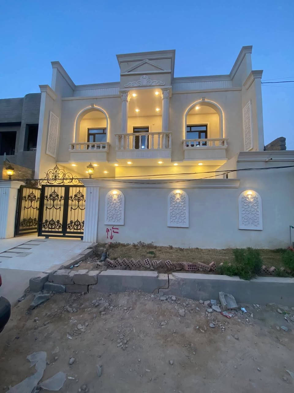 #للبيع دار سكني تكريت الديوم منطقة 16 الف
#مساحة 200 متر 
#واجه 10 م ونزال 20 م 
#قريب من شارع 60 ومتنزه جديد وشارعه 15 م
#السعر الدار 152 مليون وبي مجال
#يحتوي الدار على 
#الدار سحب مغربي ونقشات
#غرف نوم عدد 4
#صالة استقبال 
#صالة وسطية عدد 2
#مطبخ حار وبارد
#مجموعة صحيات مع حمامات داخلية وخارجية عدد 3
#غرفة مخزن
#كراج للسيارة 
#سطح شتايكر
#ابواب خارجية درجة اولى
#ابواب داخلية تركي
#شبابيك الالمنيوم
#للاستفسار__والتواصل على رقم *********** ☎️
