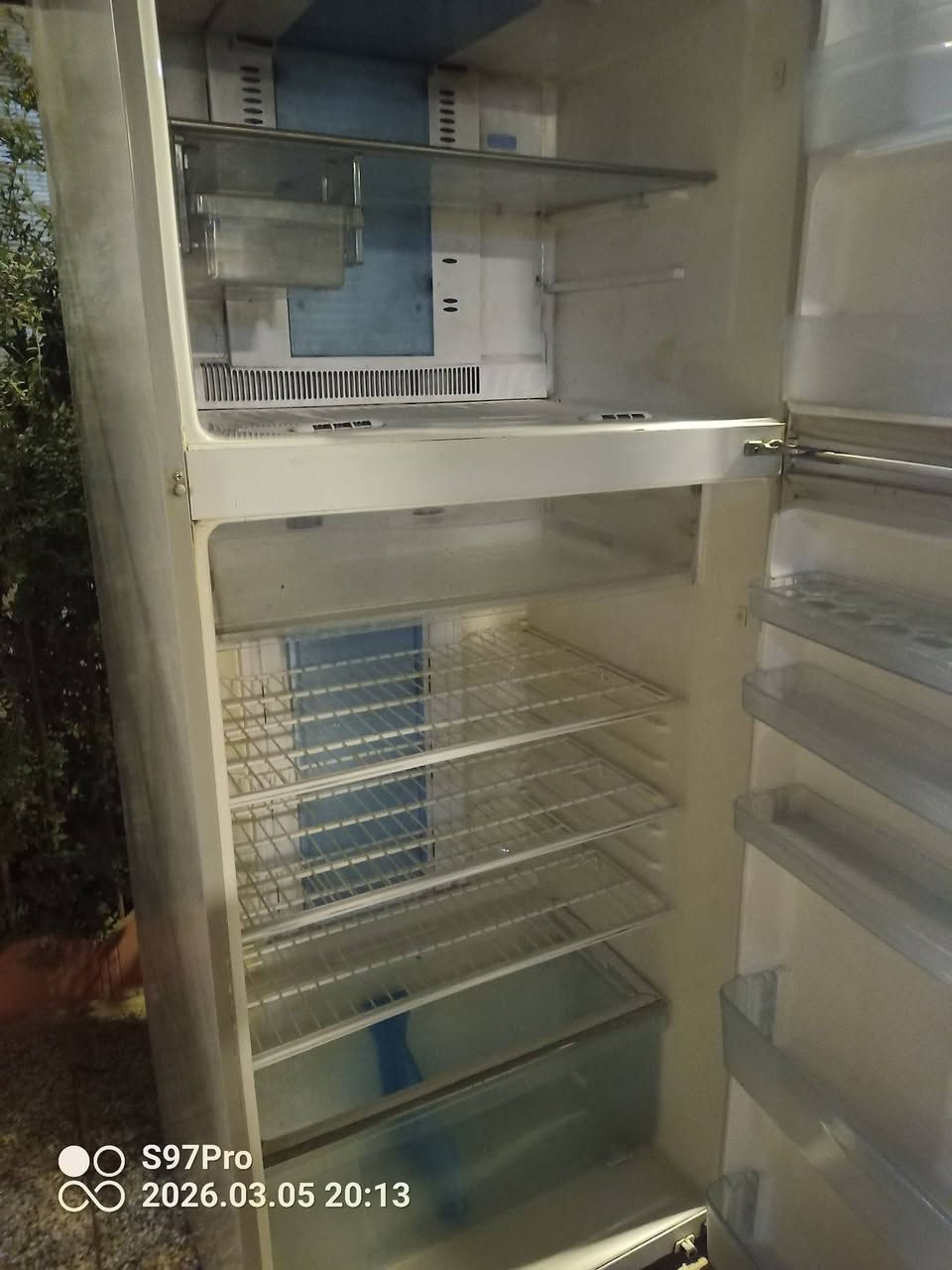 السلام عليكم ثلاجه 24 قدم نضيفه حيل سعر 200 الف هاتف ***********
