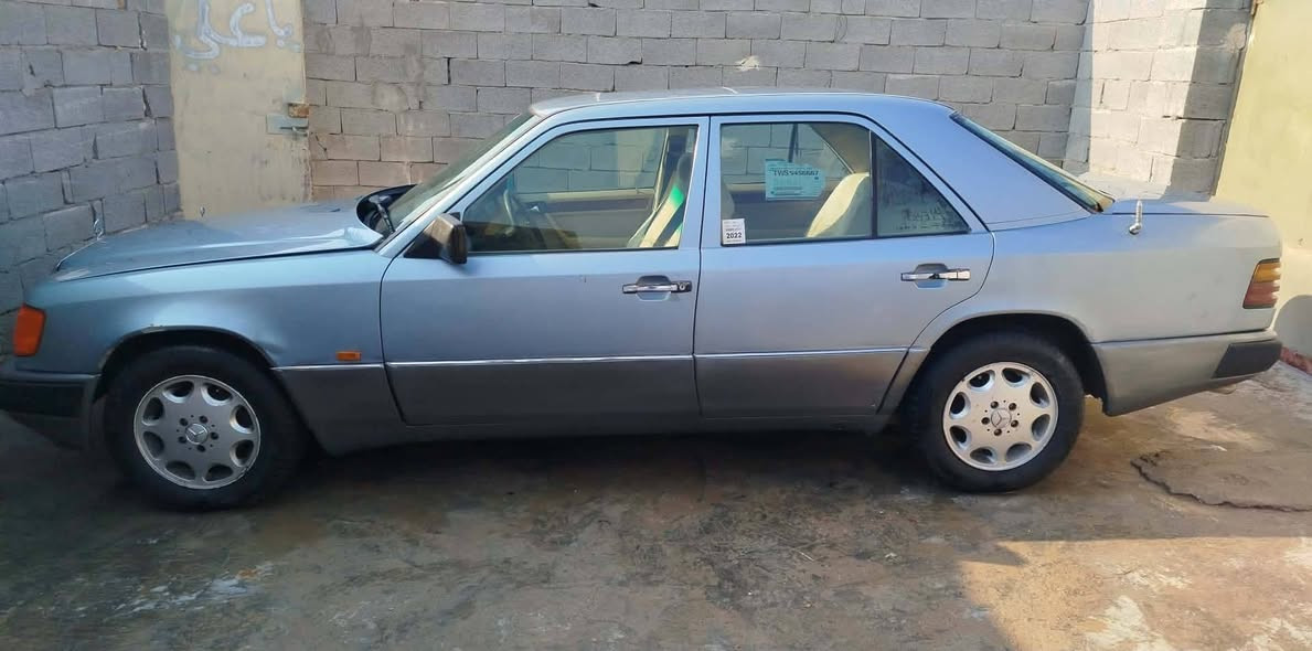 السلام عليكم مر خصت الادمن سياره مرسيدس دب للبيع رقم بغداد  مشروع وطني موديل 1988مكفوله كص ونقل  جثه حداده 90% مكينة وكير ثنين ونص سياره حلوه دواخل سعرها48ورقه وبيها مجال العنوان الرفاعي ***********
