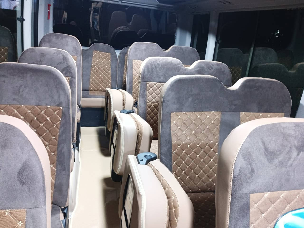 السلام عليكم كوستر للبيع موديل 20 مكفوله كفاله عامه دوشمه وسيبايه وقلاب ستاركس عصام ودروعه ونزالت وفتحت تانكي تبريد محور السعر540،،***********
