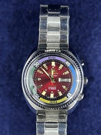 اخوان عندي هاي الساعه جديده بالباكيت اللي يردها يكتب سعر واعلى سعر ابي...