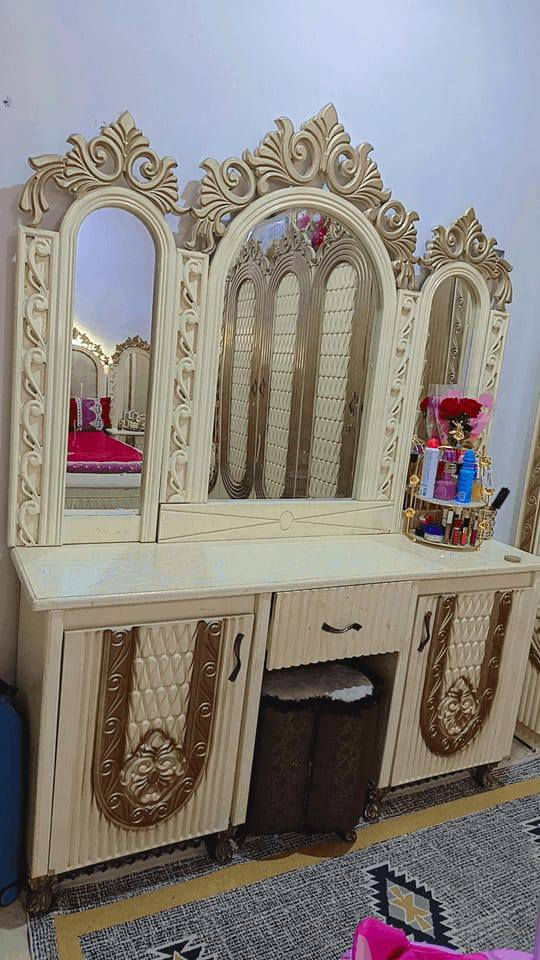 مليون وميه غرفه نجاره وبعده ببلمعته مسوينه مليونين ونص واريده مليون وميه فقط شراي يراسلني 
***********
