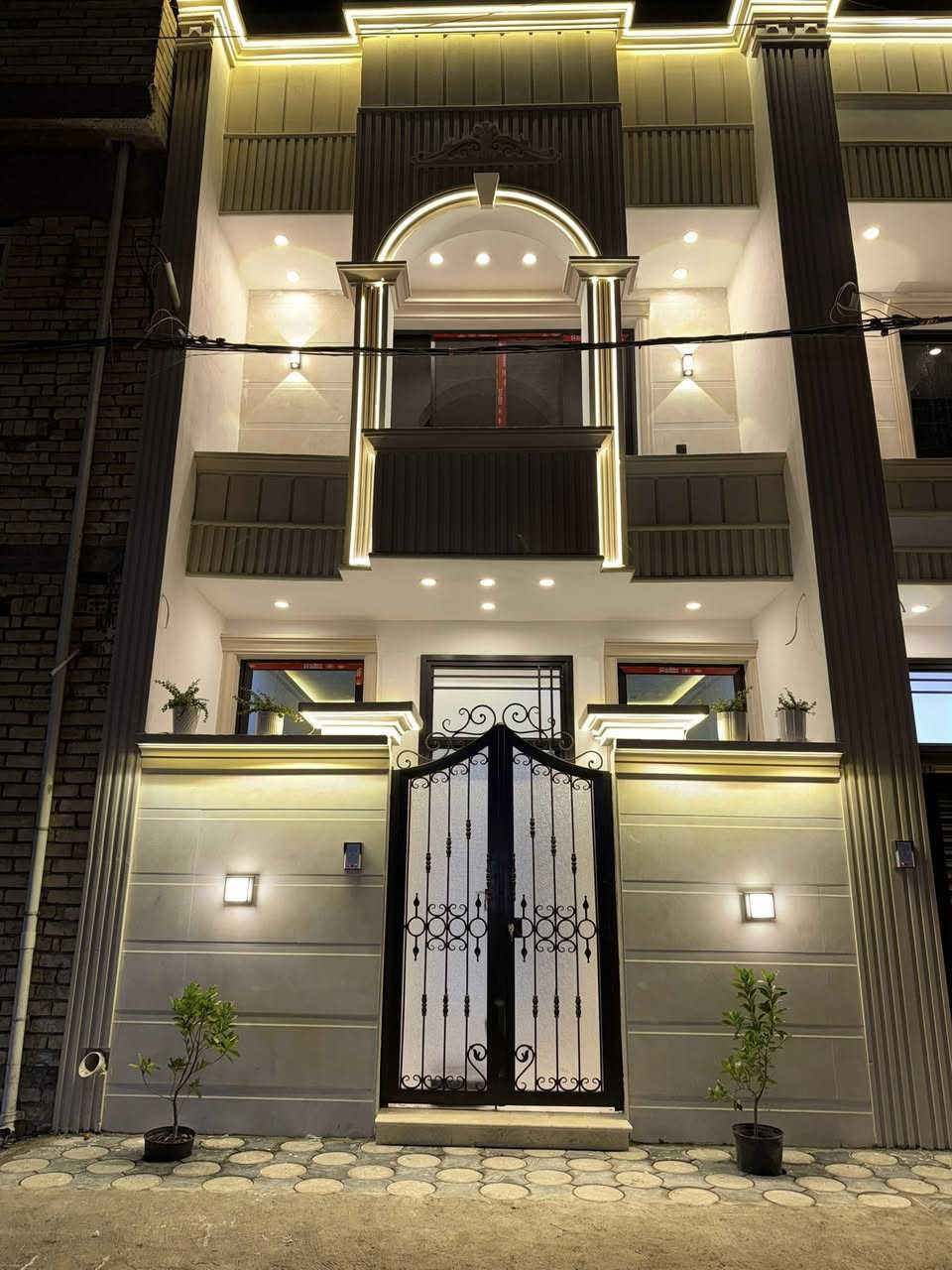 السلام عليكم 
دارين للبيع بناء حديث 
مساحة الدار ٧٠ متر 
يحتوي كل دار على (٣)غرف نوم
الموقع شارع زين العابدين 
لاستفسار ***********
واتس ***********
