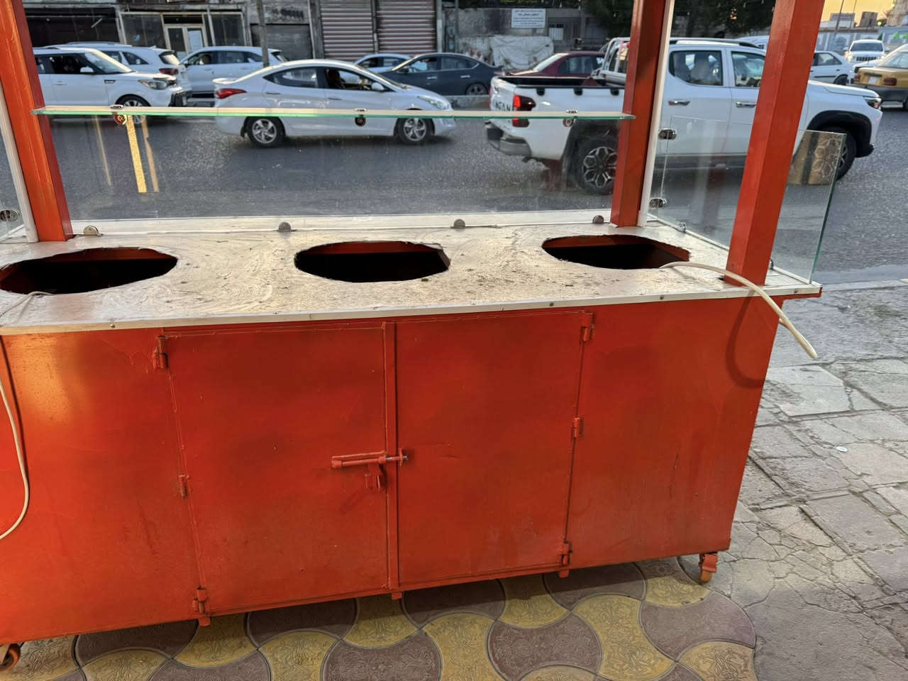 سلام عليكم عربانه للبيع حديد الميز مغلف المنيوم جام ابو ١٠ ملم بيه مكان ٣ صواني كل صينيه جواه بريمز نار جادر مسلح ضد المطر اربع تايرات تنقله بسهوله للبيع للاستفسار *********** مكانه نجف
