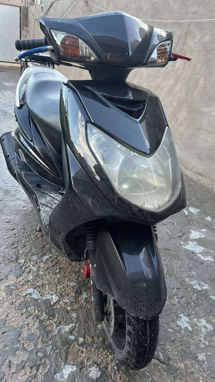 السلام عليكم سكنس فحل كابريتر مكينه بلاديه ما ملعوب بيها وكابريتر حساس مال وكاله  ودراجه مكفوله ﻣِنہَ الطول لطول ونشطه بل مشي بَسہ العيب بيها تأخر بل تشغيل شي قليل  السعر 950 وبيها مجال ***********
