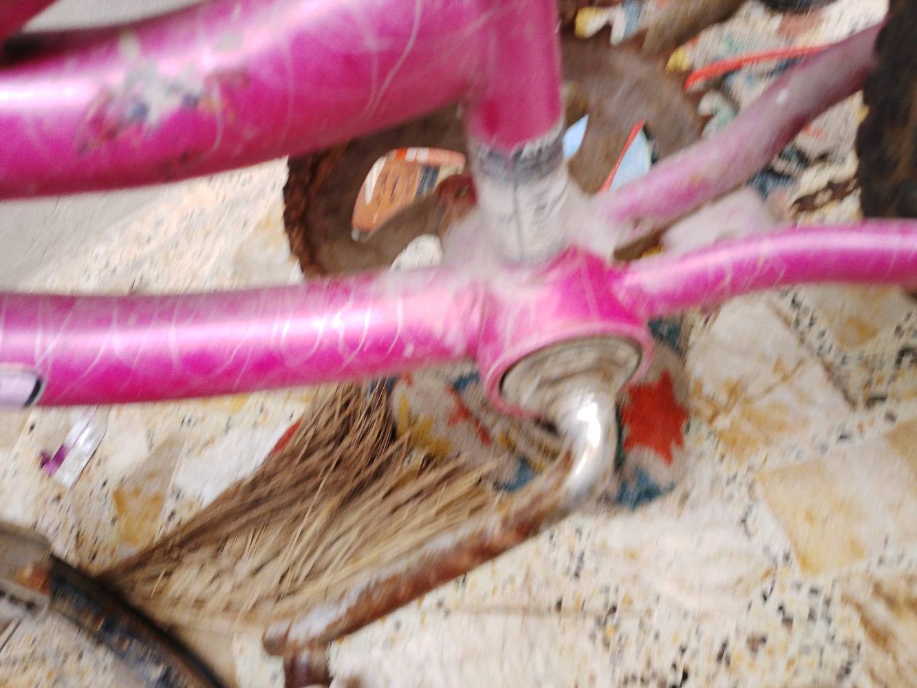 عندي دراجة هوائية لونها وردي، مناسبة للأطفال. الدراجة بحالة متوسطة ومزودة بزينات على العجلات لتضيف مظهر مرح للأطفال. عجلاتها بحاجة لتنظيف بسيط، وبعض الأجزاء قد تكون بحاجة إلى صيانة خفيفة.
