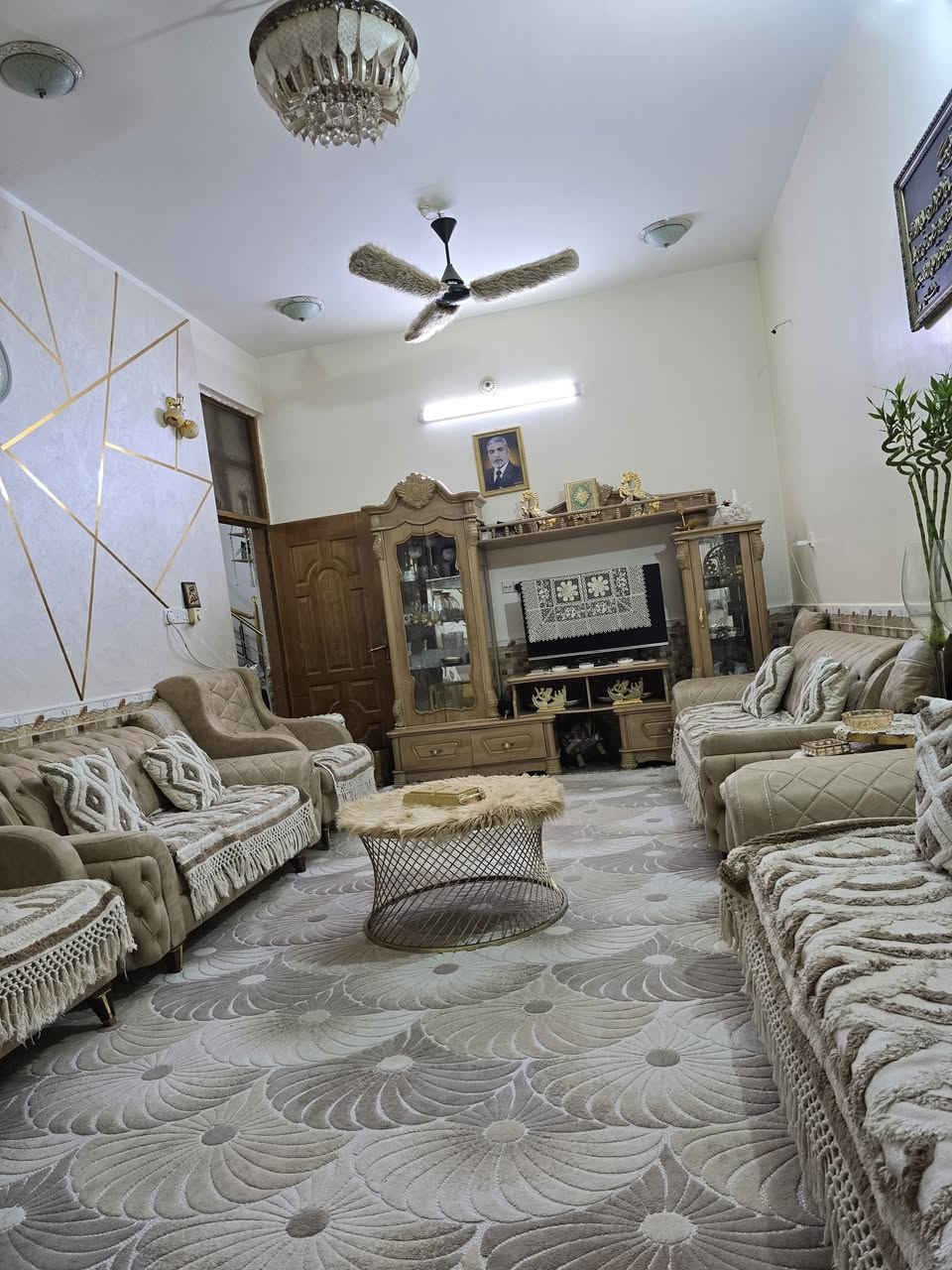 بيت 133م طابقين كونكريت مسلح الديوانية حي الحضارة شارع طيبة التجاري 
استقبال 7في 4
مطبخ   4في 5
صالةكبيرة. 9.5في 4
صحيات ومناور 
فوووووك.. 
غرفتين وصاله وصحيات 
أرضية كرانيت 
للاستفسار *********** او***********
