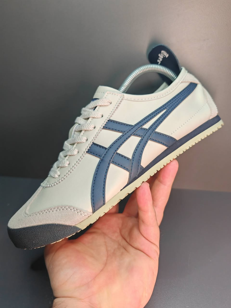 حذاء تايگر اندنوسي اصلي، فلات  قياس 42، جلد طبيعي بالكامل 100%
متوفر حذاء اونيتسوكا تايگر، قياس 42، صناعة اندنوسي، جلد طبيعي بالكامل 100%، جديد غير مستخدم، كوالتي ممتاز جدا، حذاء فلات وزن خفيف 
يوجد توصيل لجميع المحافظات ***********
