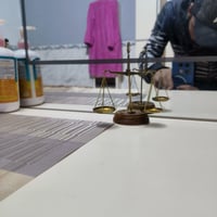 انتيكه • ميزان نحاس • قاعده خشب