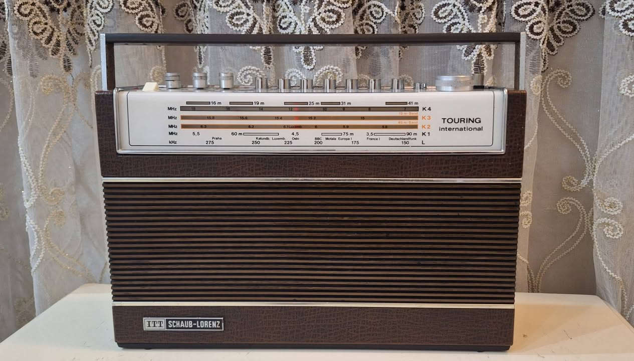 رادیو اي تي تي   ITT  ا الصنع  الماني اصلي1971 
يعمل على الكهرباء 220 فول   
المباشر او بطاريات عدد6 کبیر  
موجات رادیو FM MW1 MW2  LW KW 1234
للحجز مراسلة الصفحة او مراسلة واتساب على الرقم ***********
