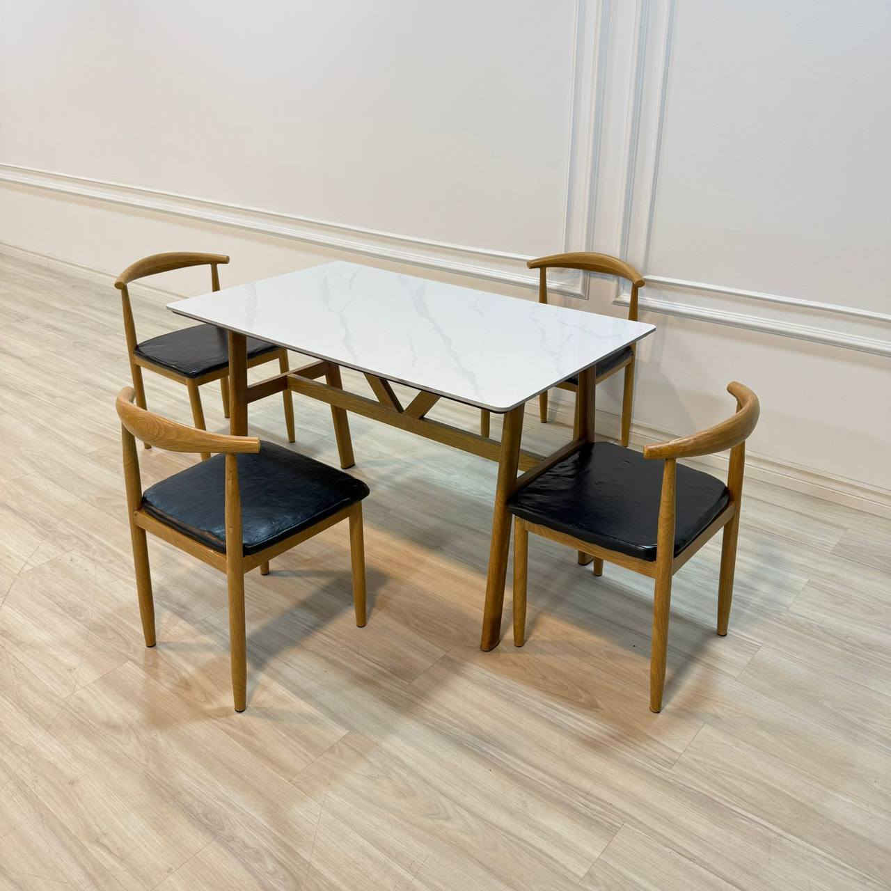 ميز طعام 4 كرسي رجل حديد دوشمه جلد سطح الميز رخام مزجج
قياس الميز 70*120 سم 
هيكل حديد بالكامل صبغ حراي
يوجدتوصيل لجميع المحافظات


**إذا كنت صاحب هذا الإعلان وتريد حذفه لأي سبب، رجاءا أرسل رسالة إلى الدعم الفني**