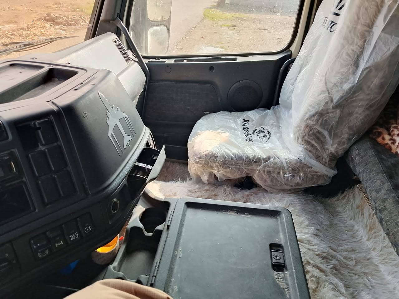 السلام عليكم سياره فاضله للبيع موديل 95 مكينه وفيرا اكشن مقفولات افلات مربوطهلتحويل الساعه 75 فيها مجال رقم الهاتف***********
