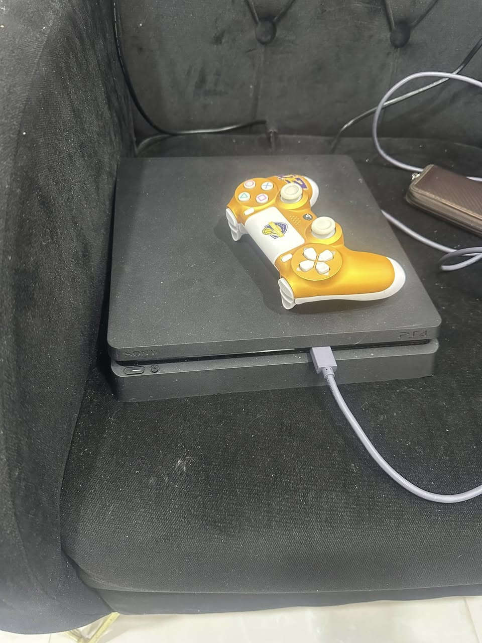 سلام عليكم بلي 4 مهكر بي خمس لعبات بي لعبه مختومه رزت ايفل8 جهاز ماخذ صالي شهرين مع يده واير شحن كاروتنه بي سعر 240 بكاني حريه *********** وذا اكو مرواس اولاين بي جي تي اي 5 نفس نضافه
