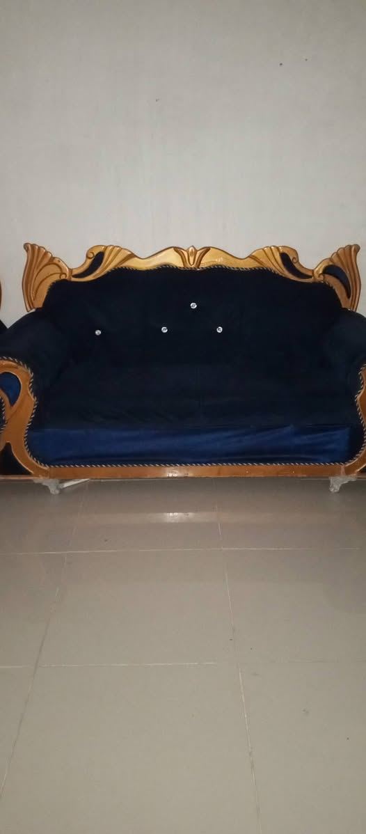 السلام عليكم تخم للبيع مقاعد 6سعر 125وبي مجال العنوان بغداد شهداء البياع سوك رضا رقم الهاتف ***********
