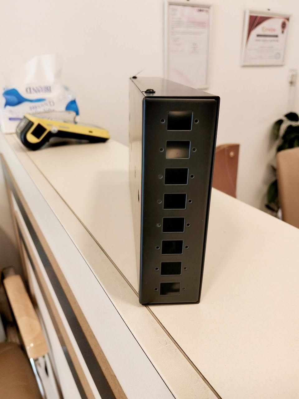 متوفرر✨✨
Fiber Optic Terminal Box (8 Port) – Indoor / Wall Mount
علبة توزيع فايبر ضوئي داخلية تُثبت على الجدار، تحتوي على 8 منافذ، مصممة لترتيب وحماية توصيلات الفايبر بشكل أنيق وآمن داخل المباني.
 الفائدة:
تحافظ على توصيلات الفايبر من الغبار والكسر، وتسهّل عملية التنظيم والصيانة، وتقلل الفوضى داخل الشبكات الداخلية.
 طريقة الاستعمال:
تُثبت العلبة على الجدار، يتم إدخال كابلات الفايبر داخلها، تثبيت الكونكترات بالمنافذ، ثم إغلاق الغطاء لحماية التوصيلات وضمان عمل الشبكة بشكل مستقر.
✨ ترتيب، حماية، وأداء ثابت🔥…
Wall Mount Box Miraqles الحل العملي لتنظيم شبكات الفايبر داخل أي موقع 👌🏻📡
📌 متوفر الآن لدى ETSI  —حلول أحترافيه لشبكات الألياف الضوئية 
🚗تتوفر خدمة توصيل لجميع المحافظات
لاتفوت الفرصة !  أطلب الآن:
للاستفسار أو الطلب :
📞 ***********
📞 ***********
📩 info@etsiraq.com

📍 شارع الصناعة – قرب فلكة رئاسة الجامعة التكنولوجية
