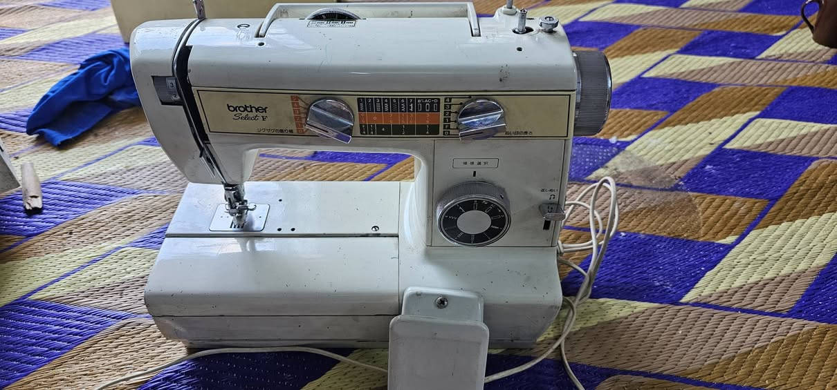 السلام عليكم شباب عندي مكينه خياطه صناعه ياباني جديده ونضيفه ما مستعمله كامله مكمله مع جنطه للمكينه السعر 150 قفل مكاني بغداد مدينه الصدر للستفسار او رقم الهاتف *********** وتدللون
