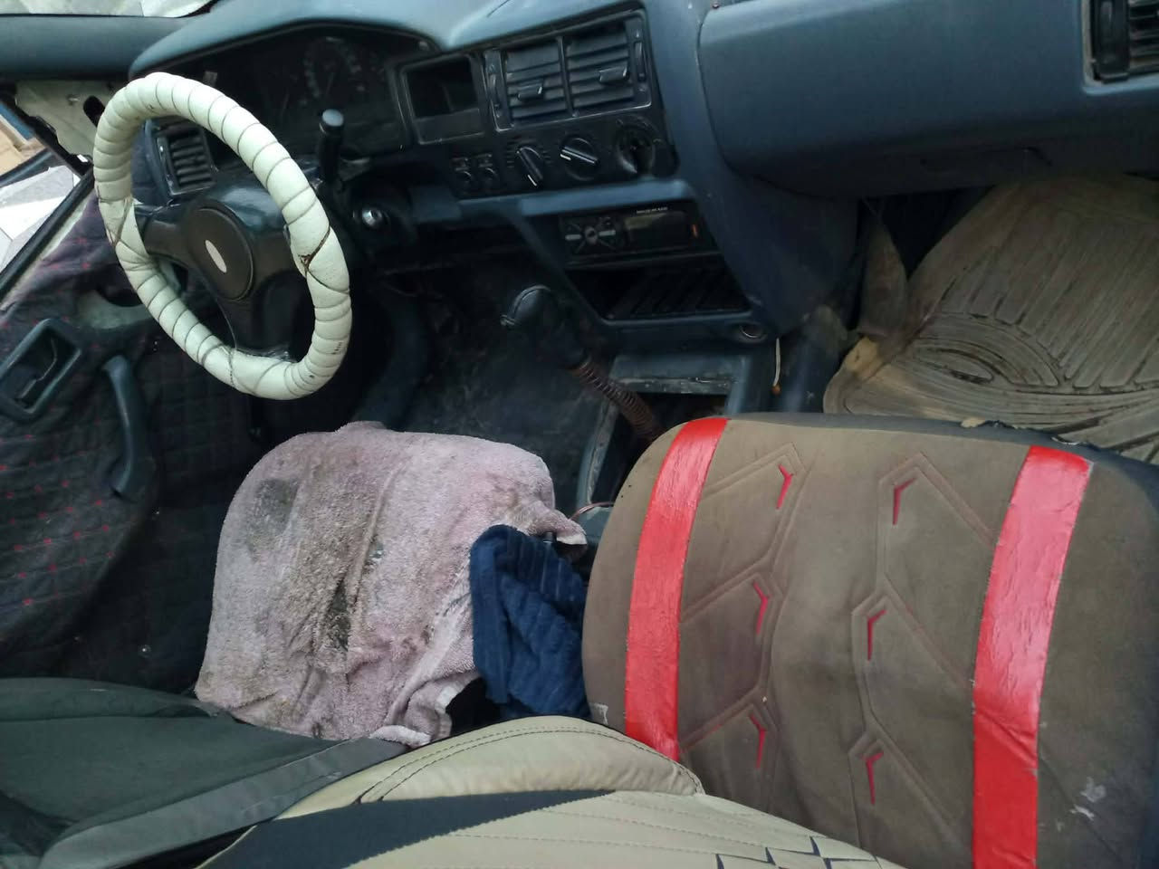 السلام عليكم 
سيارة فورد / ايسكورت 
صاعدة هزة وباقية فقط على بصمة الشرعي وتسليم الارقام 
كابون بانزين ما بيها بعد تسليم الارقام تسجل على كابون 
كير ومحرك ما بيهم شي 
تخم حدادية وسط / تايرات وسط 
داخل مثل ما موضح بالصور والفديو 
الجام كله سليم ما بيهم كلشي لا فطر ولا كسر 
لمعرفة السعر الاتصال على الرقم 
*********** 
***********
