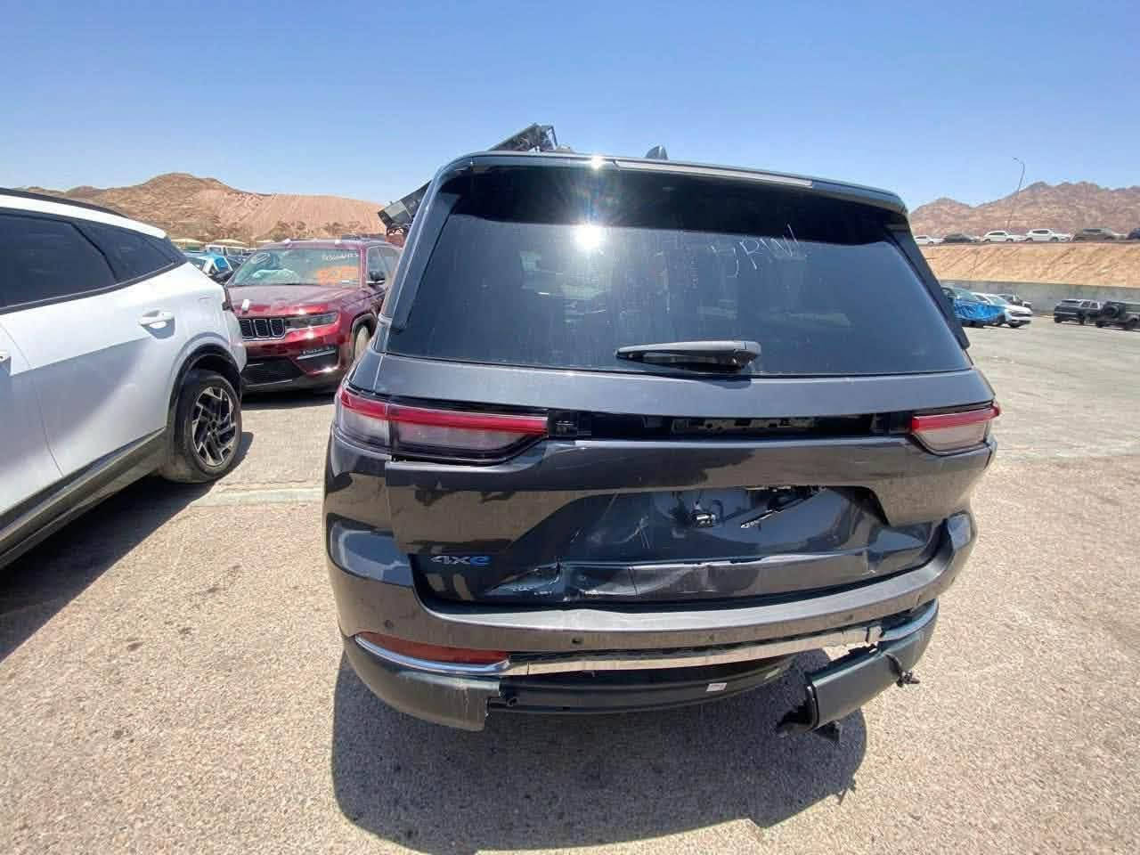 السلام عليكم
جيب كراند شيروكي Xe4 هايبرد 

اللون رصاصي غامق

2023

 وارد امريكي (صور الحادث و السونار بالمنشور)

حجم المكينة 2000تيربو + هايبرد + شحن منزلي

 تكدر تشحنهه بالبيت تمشيك مايقارب 50 كيلو متر، 

باي سرعة من غير مايشتغل محرك البنزين  

رقم بغداد الجديد (مميز)

فول مواصفات 1/1

خمسة راكب 

رادار 360 درجة 

تحديد مسار 

حساسات خلفية 

تبريد قطعتين 

خمس انضمة قيادة 

 بانوراما

دفع رباعي. 

 كير موس 

 هاند بريك بصمه 

مقود جلد + تدفئة 

شفتات ستيرن 

لايتات لد 

هيترات في الكشن 

السعر33000$  وبيه مجال بسيط

الاستفسار :***********
