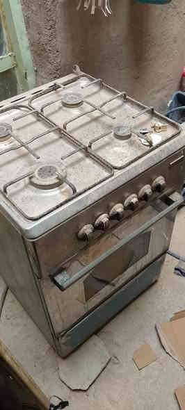 طباخ شغال فرن شوي شغال ع فحص بس عوزه غسل ***********
