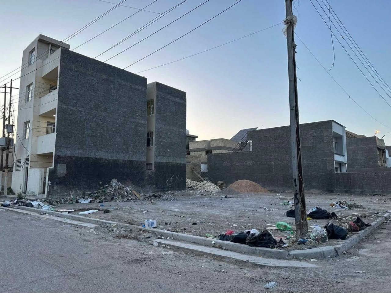🏡 قطعة أرض للبيع

📍 الموقع: حي الجهاد – الهياكل، قرب جامعة المشرق وسريع المطار.

📐 المساحة: 240 م²

📏 الأبعاد:

* الواجهة: 17.15 م
* النزال: 14 م

✅ خدمات كاملة
✅ سند ملك صرف
✅ موقع ممتاز

📞 للاستفسار: ***********

