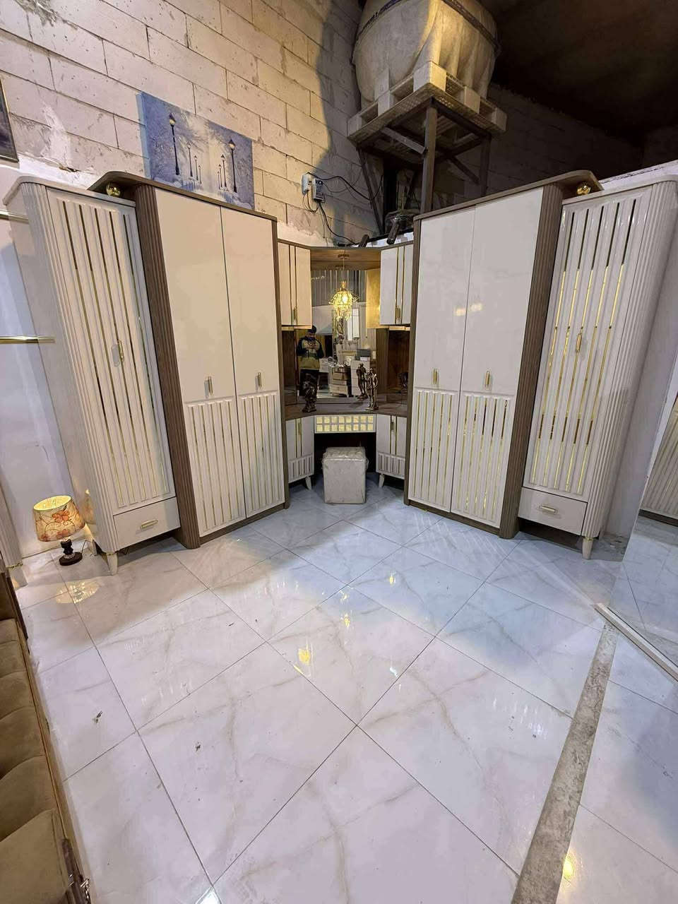 غرفه ترڪيه موديل حديث 
زاويا مختلفه 
شغل ثقيل 
ميز تواليت بنص الكنتوࢪ 
لون مميز 
10قطع ابواب  هايدروليك 
نضافه 90بعدهأ بلجيس 
نقل وشد مجانأ لكل مناطق بغداد #بغداد #اثاث #فخامه


**إذا كنت صاحب هذا الإعلان وتريد حذفه لأي سبب، رجاءا أرسل رسالة إلى الدعم الفني**