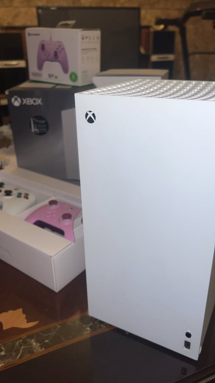 XBOX سيرس x للبيع
نضافه الجهاز 100% مكفول من الفتح والتبديل واجي وياك وين متريد تفحصه 
ويا يدات اثنين 
وبي اشتراك كيم باس لشهر ال12 
المساحه 1 تيرا 
السعر750 الف 
رقمي *********** 
مكاني بغداد زيونه

