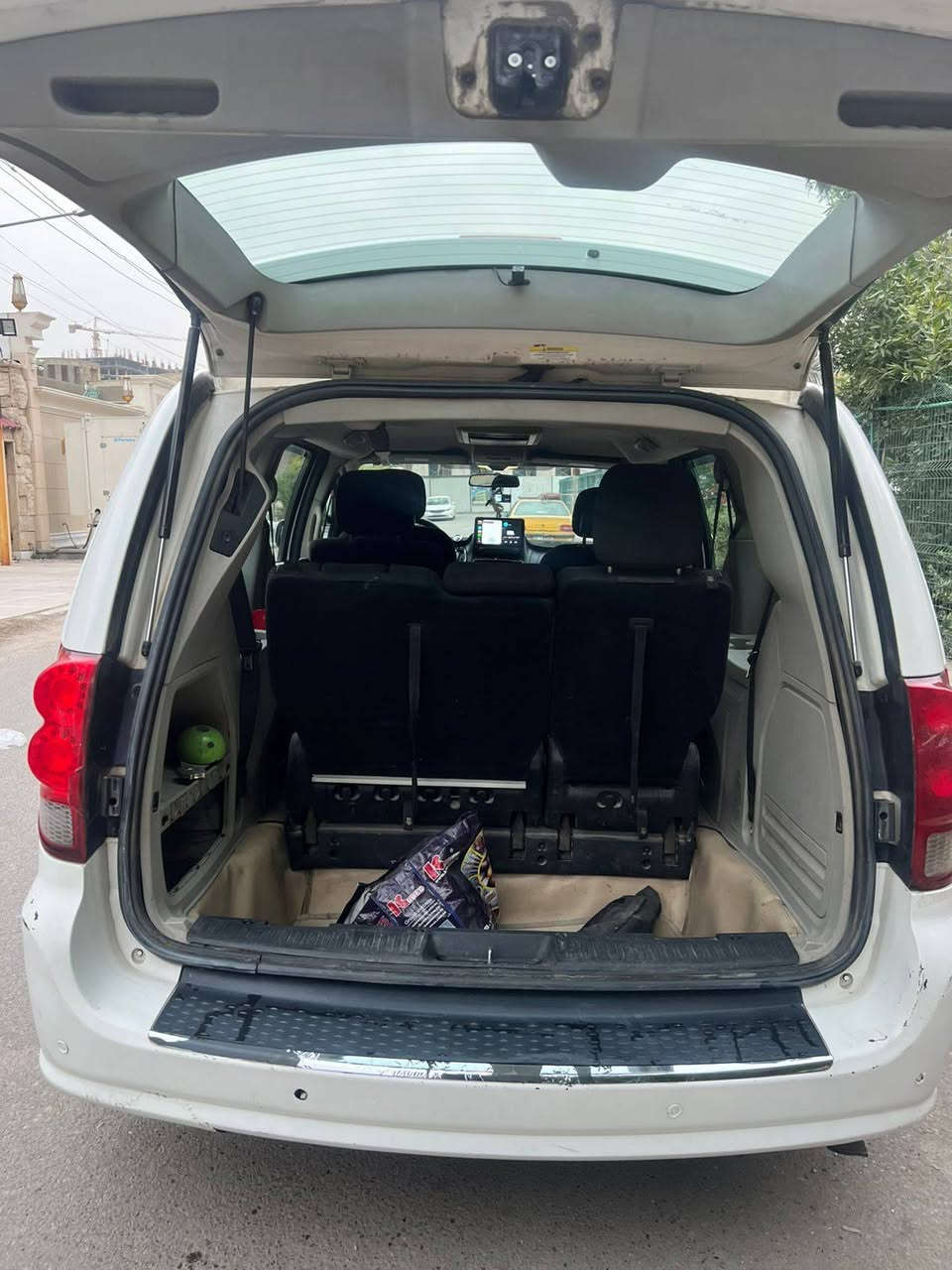 السلام عليكم 
سياره دوج كرفان 
وارد امريكي 
موديل 2012
ماشيه 117ميل
لون السياره ابيض 
ثلاث قطع تبريد 
السياره كهربائيه(البوب والصندوق كهرباء)
شاشه كار بلي 
شاشه خلفيه 
داش كام امامي خلفي 
ويل 16
تحكم ستيرن جهتين
المكينه والگير مكفولات
السياره جاهزه مجهزه تاخذها تترحملي  
بيها حادث ابغداد جاملغ عكس السايق دعمني ابو دلفري 
الحمدلله 
سعرها 140$
للاستفسار الاتصال على الارقام التاليه
*********** فقط مكالمه
*********** فقط واتساب
