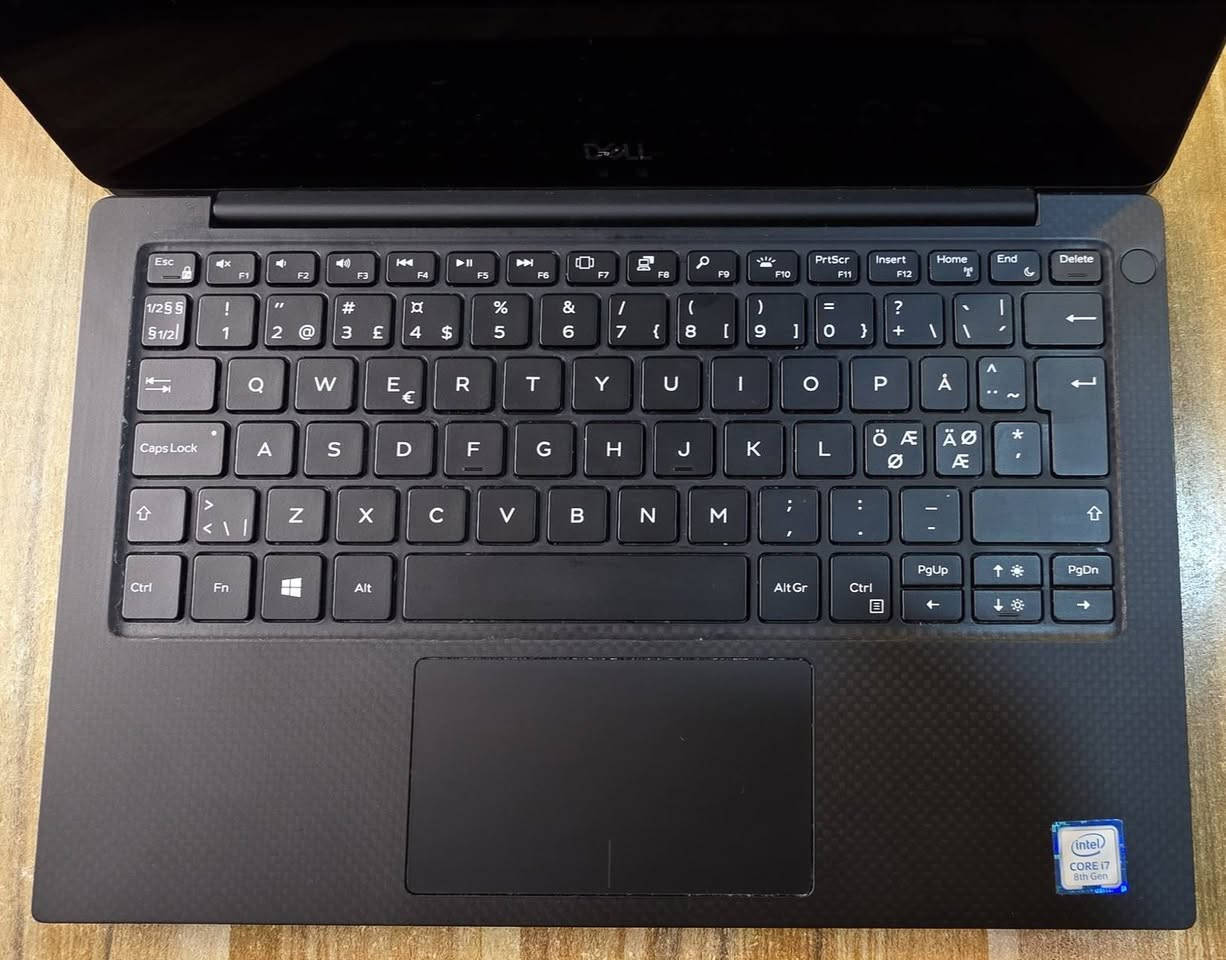 💻 لابتوب من الجيل الثامن (8th)
              🔷 Dell XPS 13 9370
✅ المواصفات:
🟩 المعالج Cor i7
🟩 الجيل الثامن  8th
🟩 الرام 8 گيگا 
🟩 الهارد 256 GB نوع SSD السريع جداً 
🟩 حجم الشاشة 13 انج 
✅السعر ( 290 )الف ☑

💥 ملحقات الجهاز:
شاحنة الاصلية 
📞 للاستفسار :
  الاتصال ✅  
***********
***********
